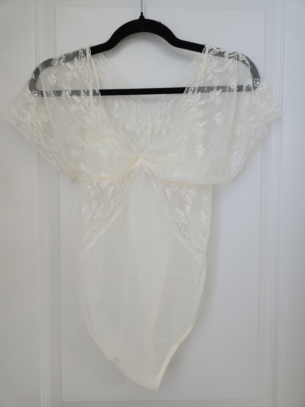 Wacoal Lifted in Luxury Lace Bodysuit Egret Size M NWOT 836333